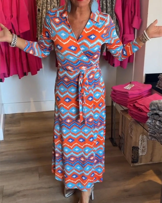 Fargerike jakkeslagskjole med trykk