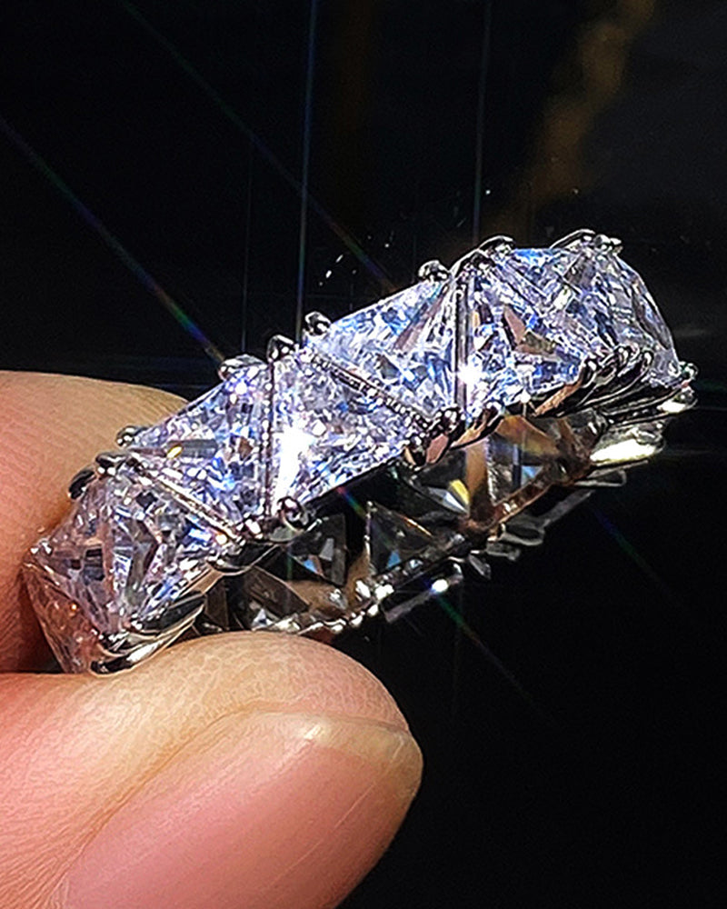 Ringe med trekantet med zirkonia