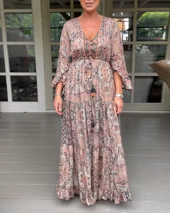 Kjole med volangermer og V-hals