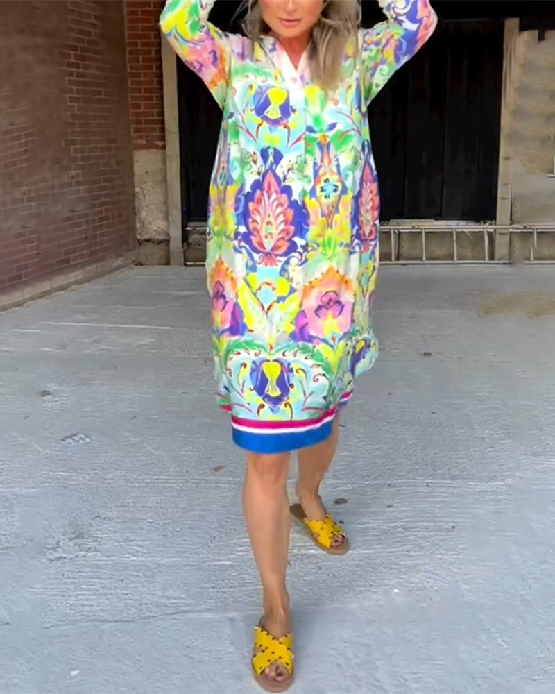 Løstrykt kjole med V-hals og trykk