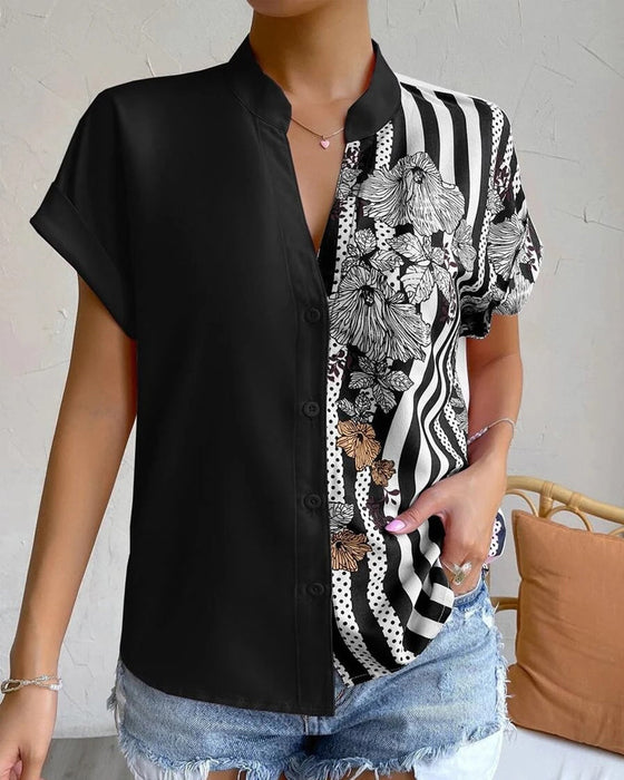 Bluse i panelt blomsterprint med knapp og kort erme