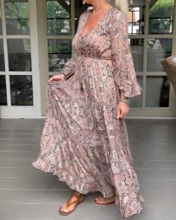 Kjole med volangermer og V-hals