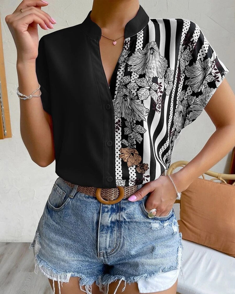 Bluse i panelt blomsterprint med knapp og kort erme