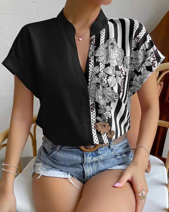 Bluse i panelt blomsterprint med knapp og kort erme