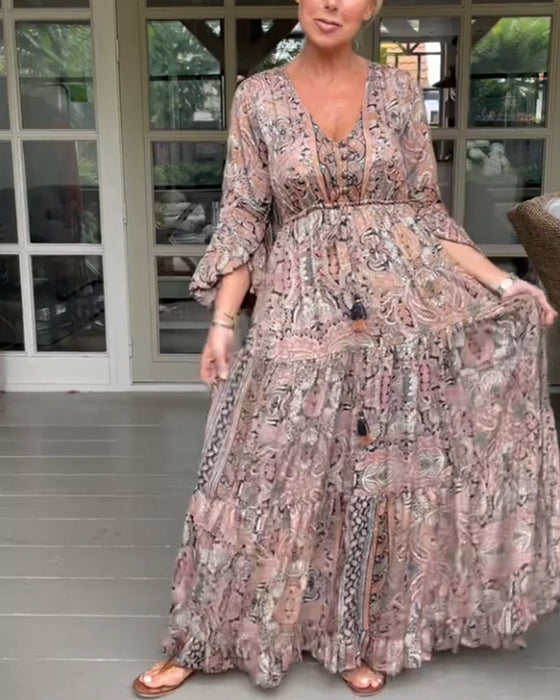 Kjole med volangermer og V-hals