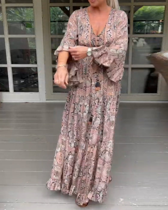 Kjole med volangermer og V-hals