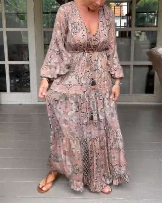 Kjole med volangermer og V-hals