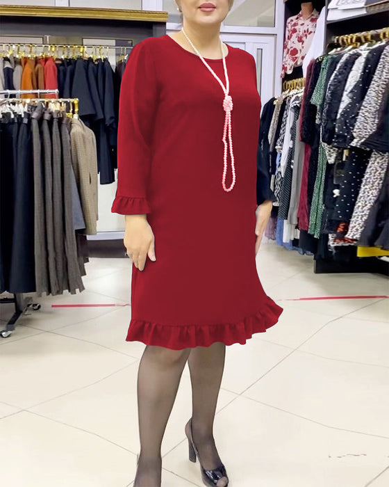 Ensfarget kjole med lappete og volanger