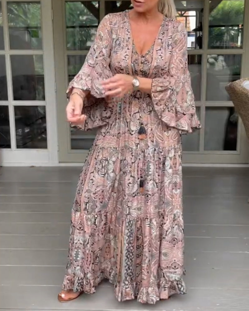 Kjole med volangermer og V-hals