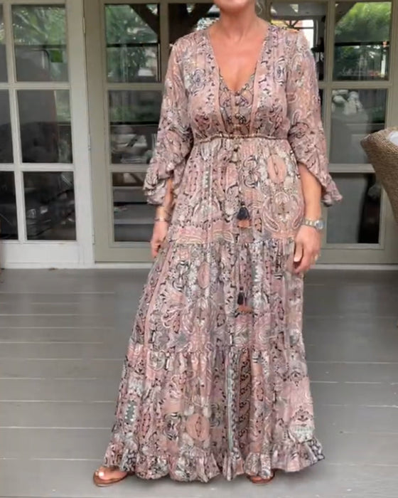 Kjole med volangermer og V-hals