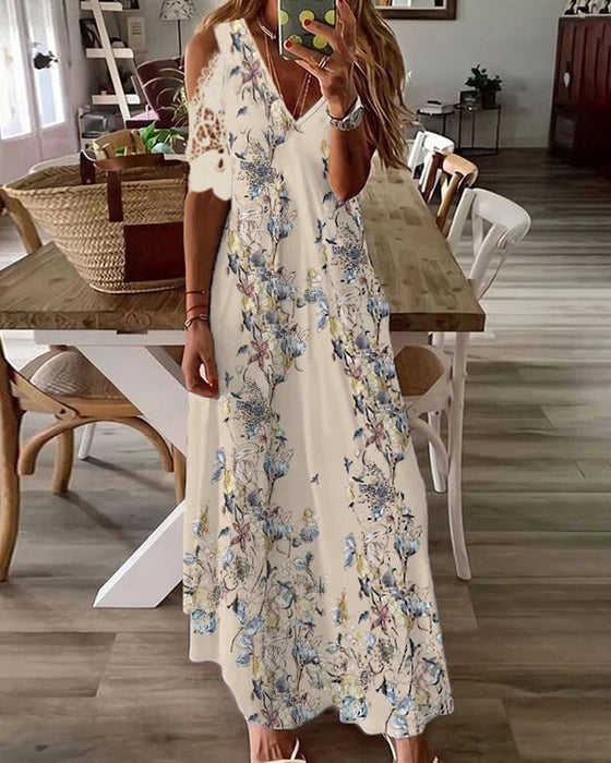 Kjole med blomstertrykk med korte blondermer