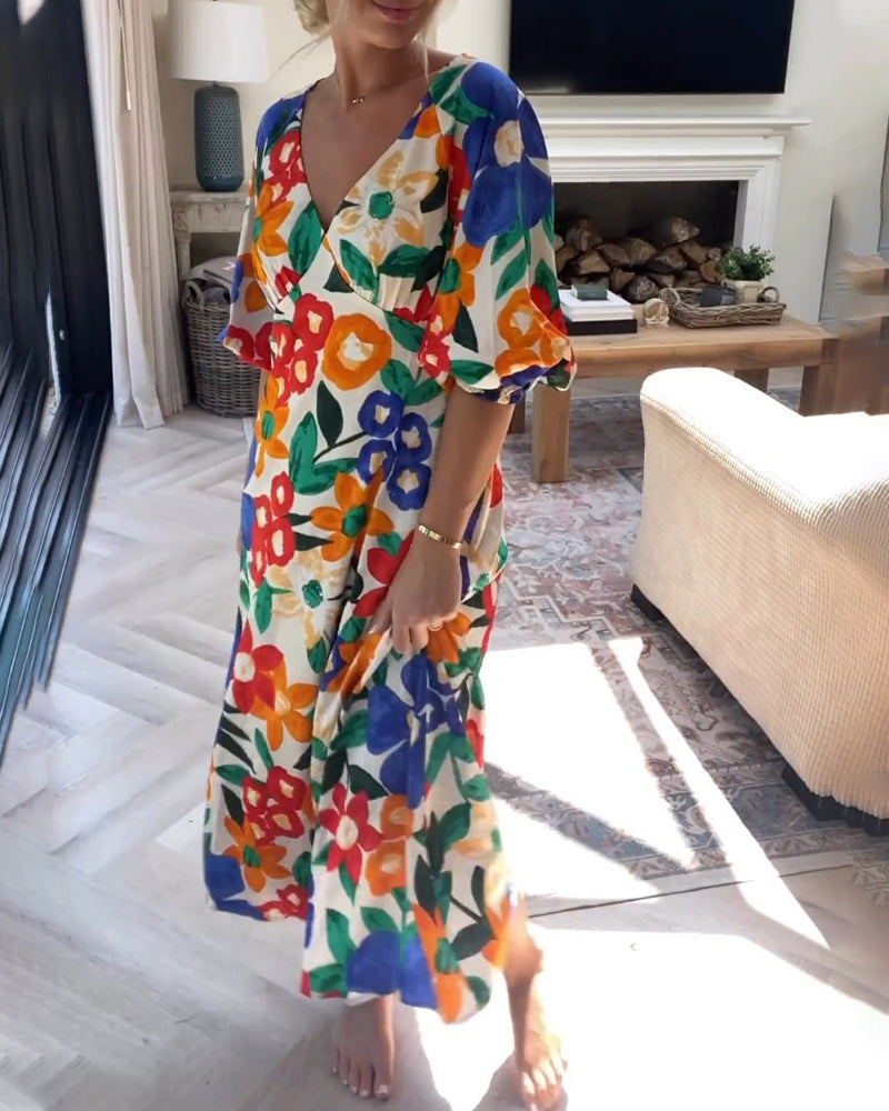 V-hals kjole med blomstertrykk