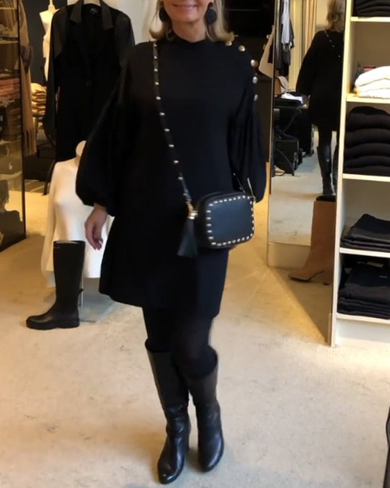 Klassisk sort kjole med lanterneermer