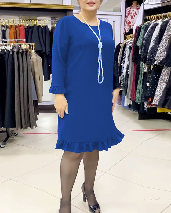 Ensfarget kjole med lappete og volanger