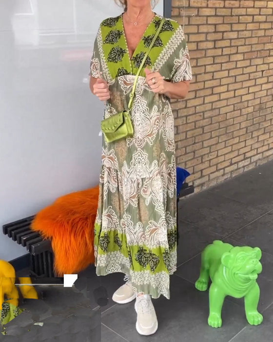 Uformell v-hals kortermet kjole med trykk