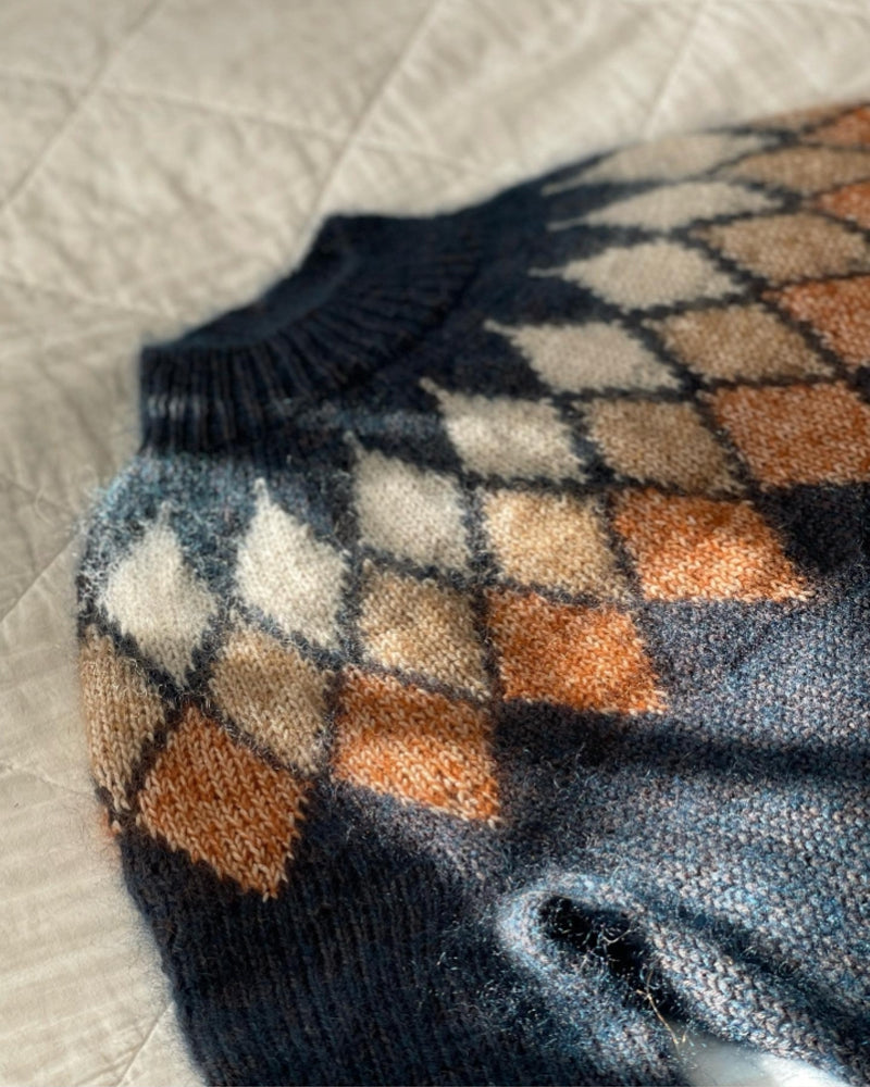 Genser med geometrisk rhombus jacquard