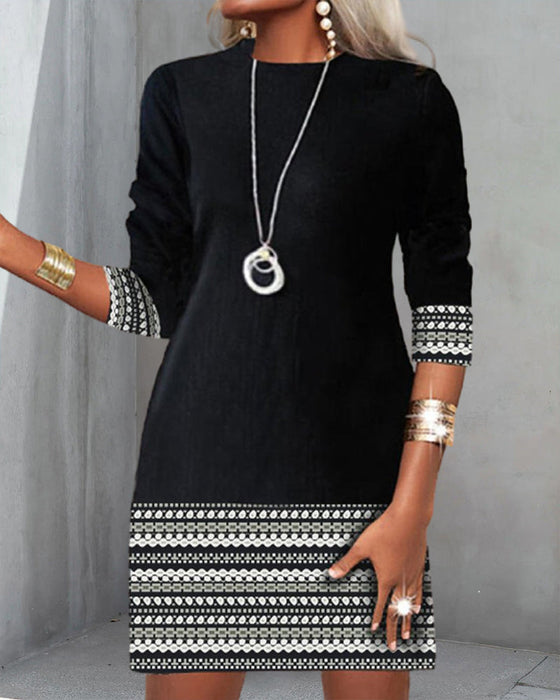 Uformell kjole med patchwork-trykk