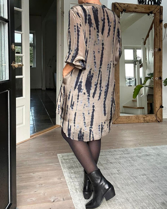 Kjole med trykk og V-hals
