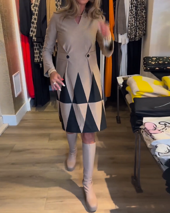 Elegant kjole med geometrisk trykk