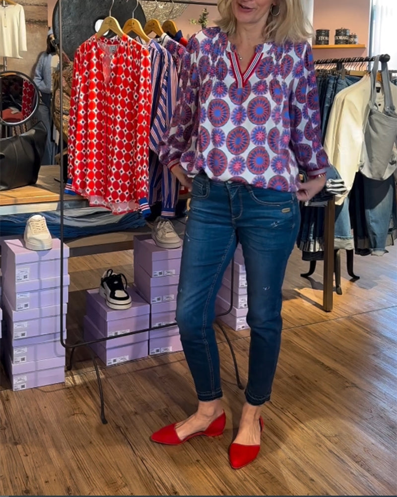 Elegant v-ringad blus med geometriskt tryck