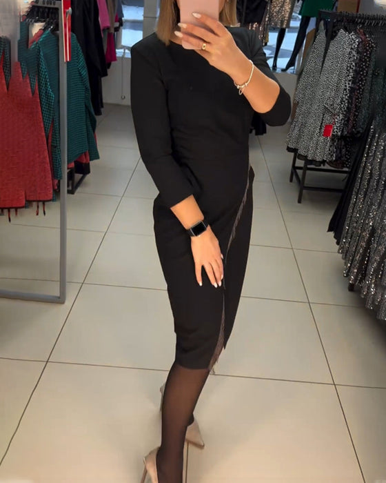 Kjole med rund hals og skrå splitt