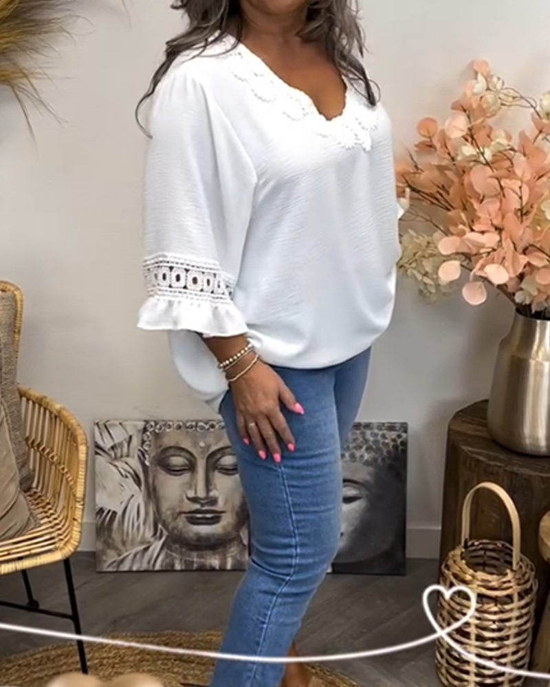 Topp med utsvungne ermer og V-hals