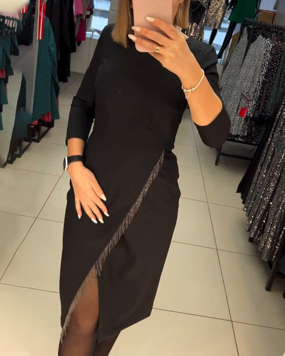 Kjole med rund hals og skrå splitt