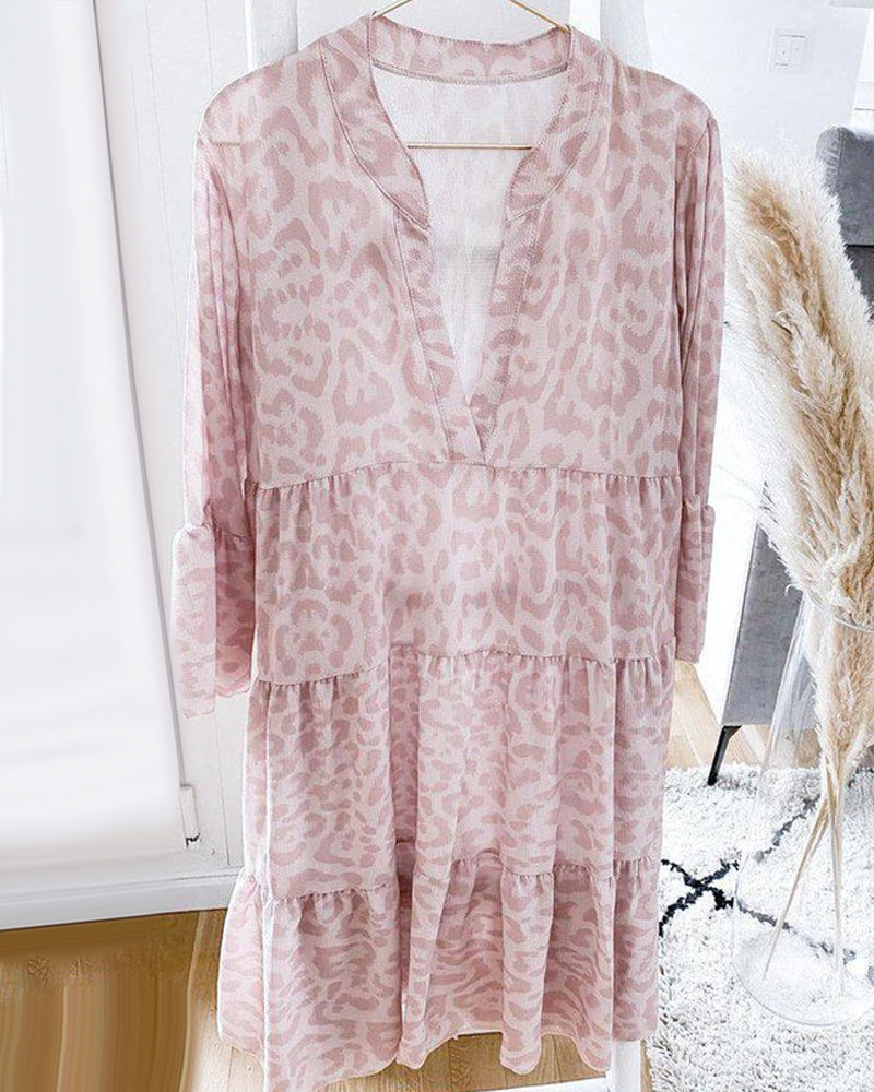 Kjole med v-hals i leopard