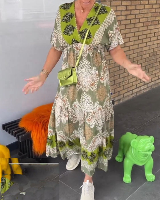 Uformell v-hals kortermet kjole med trykk