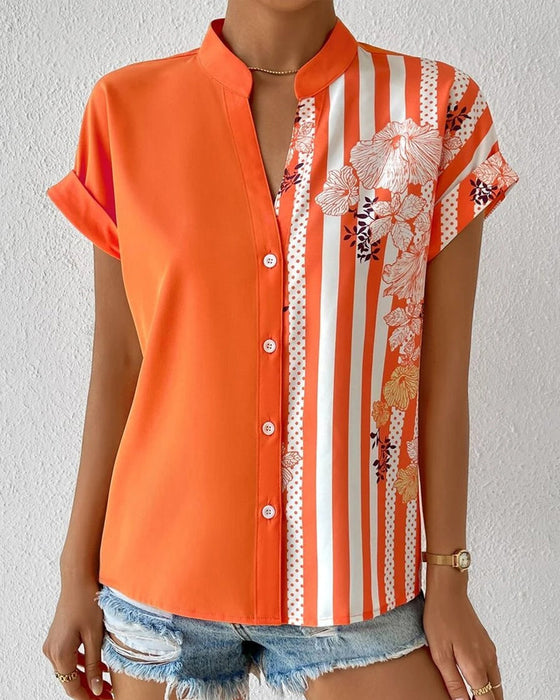 Bluse i panelt blomsterprint med knapp og kort erme