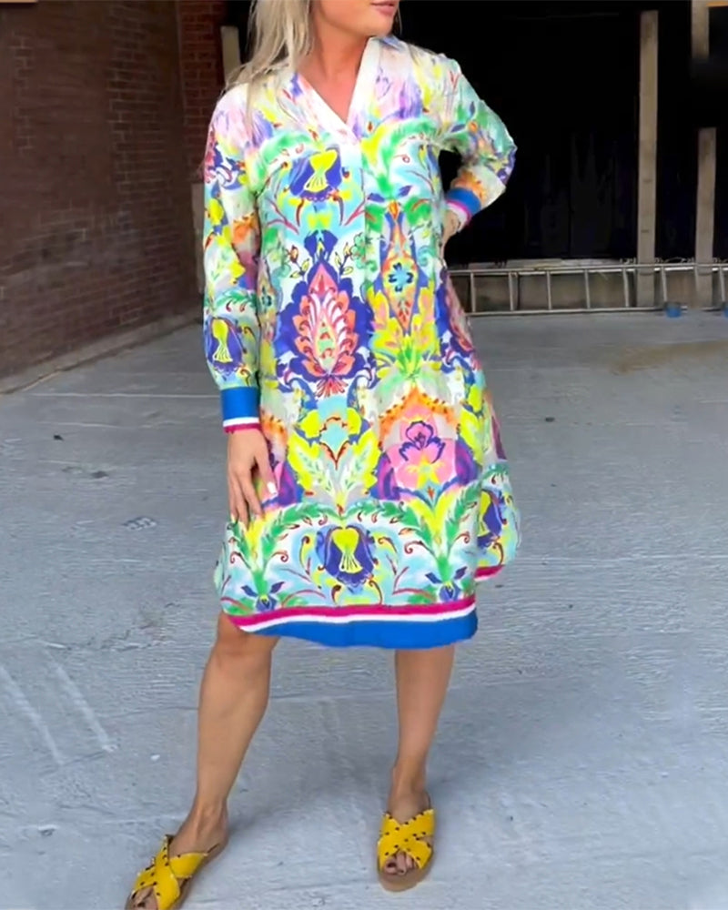 Løstrykt kjole med V-hals og trykk