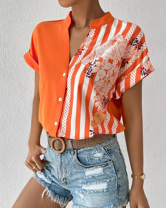 Bluse i panelt blomsterprint med knapp og kort erme