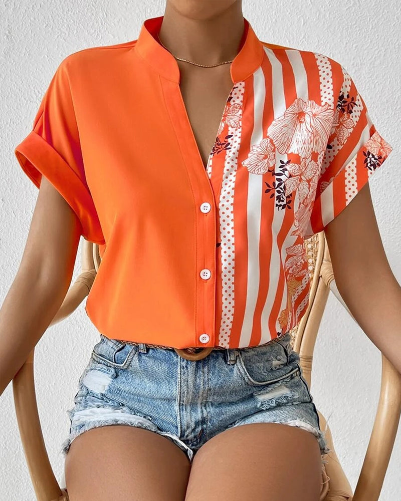 Bluse i panelt blomsterprint med knapp og kort erme