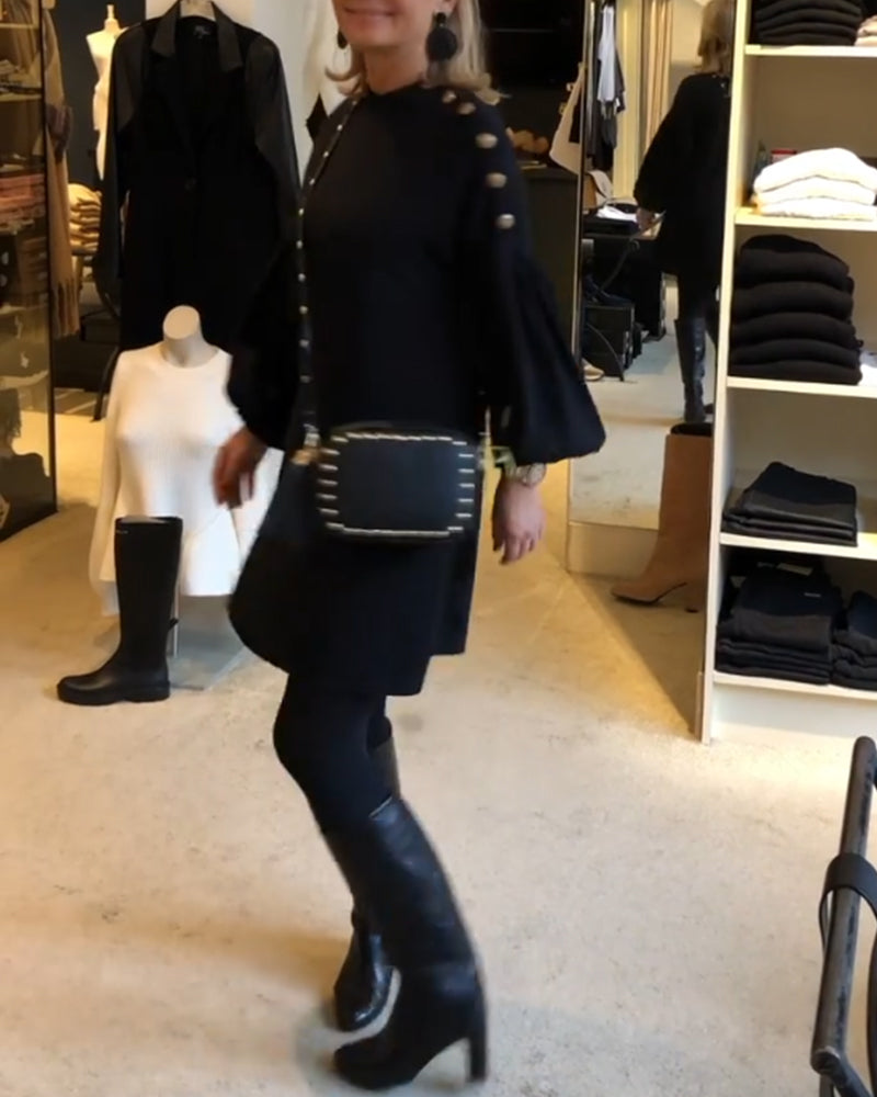 Klassisk sort kjole med lanterneermer