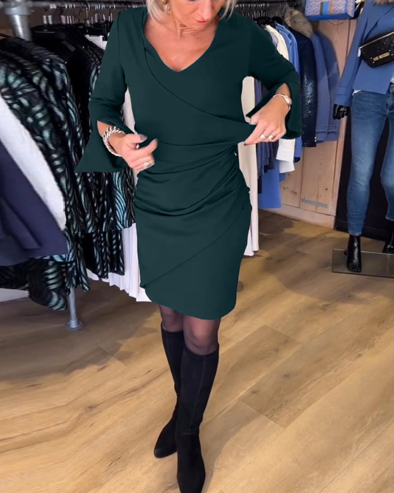 Kjole med V-nakke og blusshylse