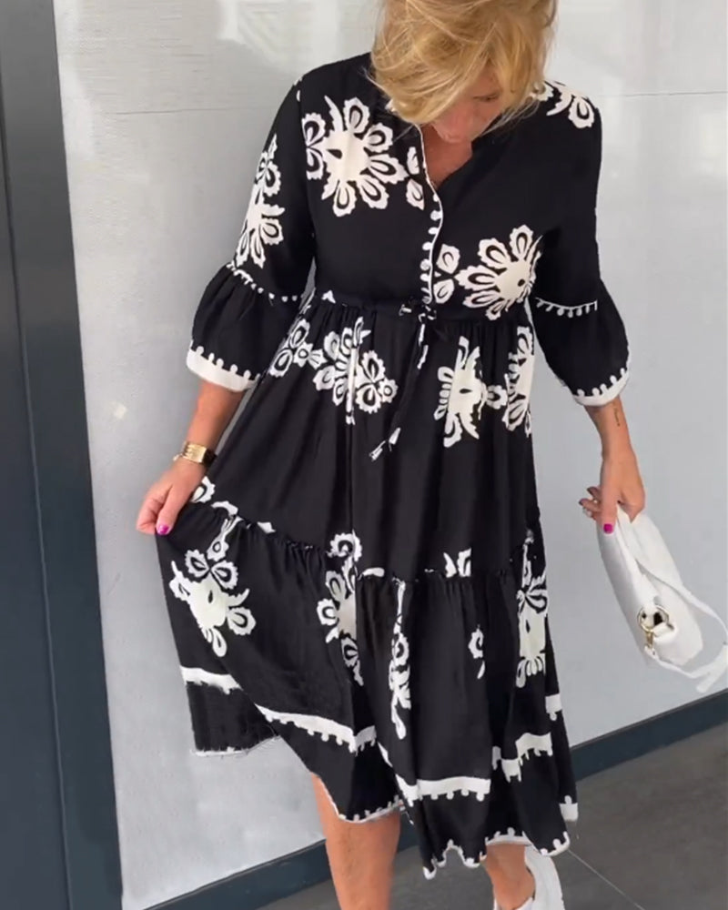 Kjole med blomstertrykk med 3/4-ermer