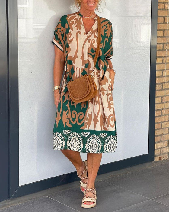 V-hals kjole med geometrisk trykk