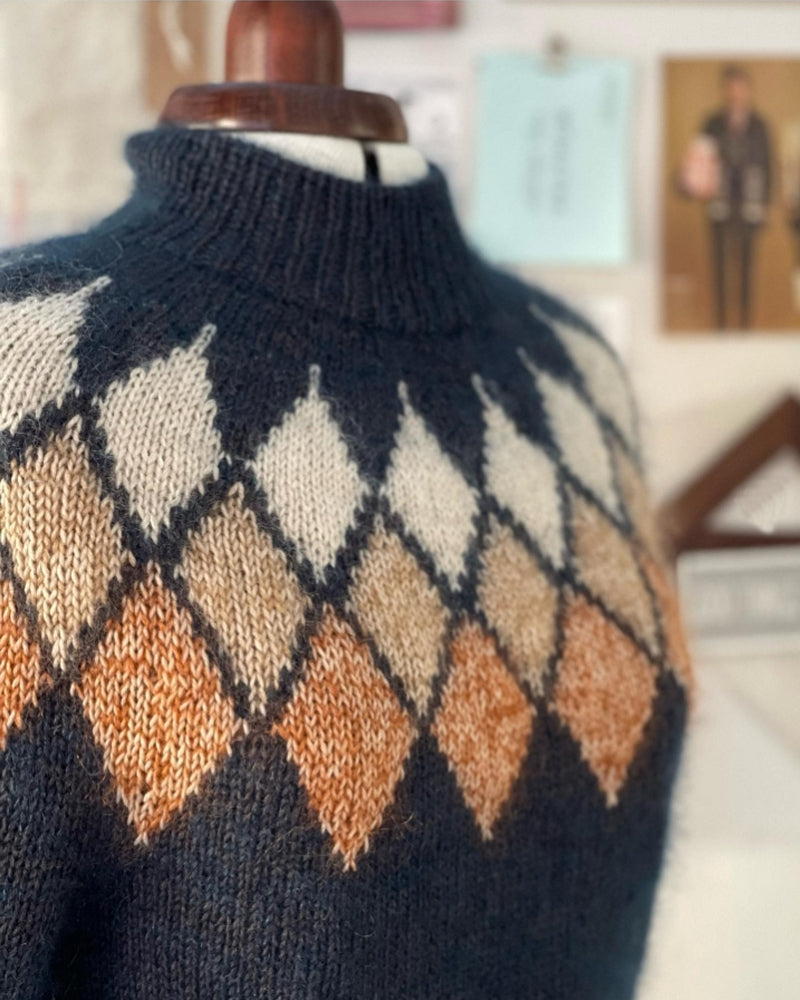 Genser med geometrisk rhombus jacquard