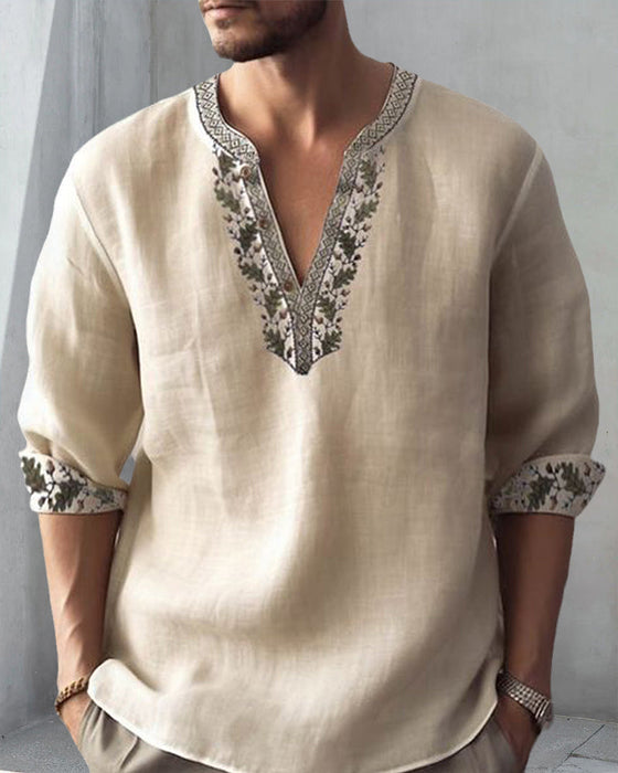 Avslappet topp med v-hals for menn med paneltrykk