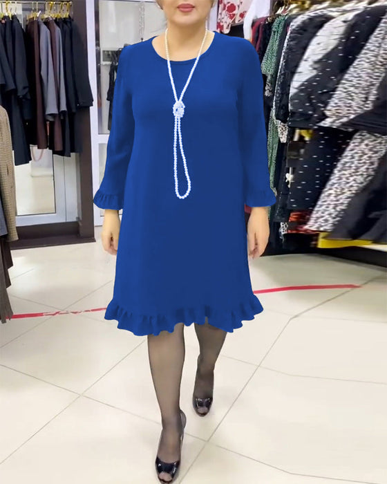 Ensfarget kjole med lappete og volanger