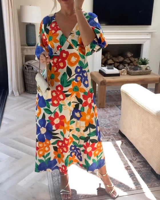 V-hals kjole med blomstertrykk