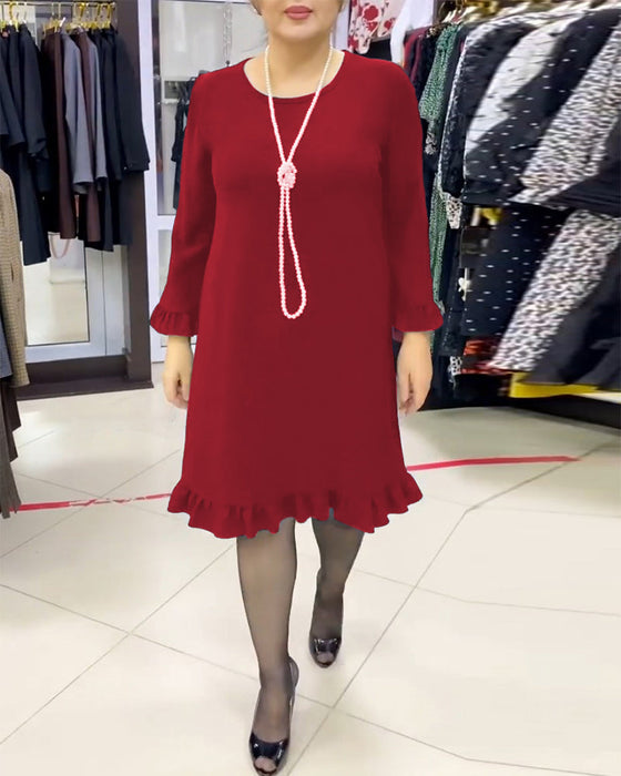 Ensfarget kjole med lappete og volanger