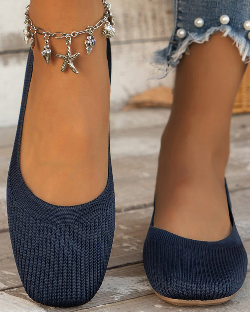 Flate sko med rund tå som puster