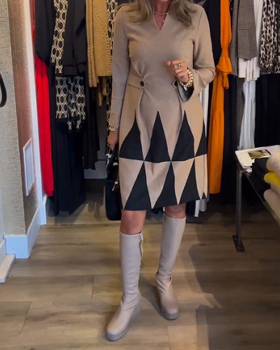 Elegant kjole med geometrisk trykk