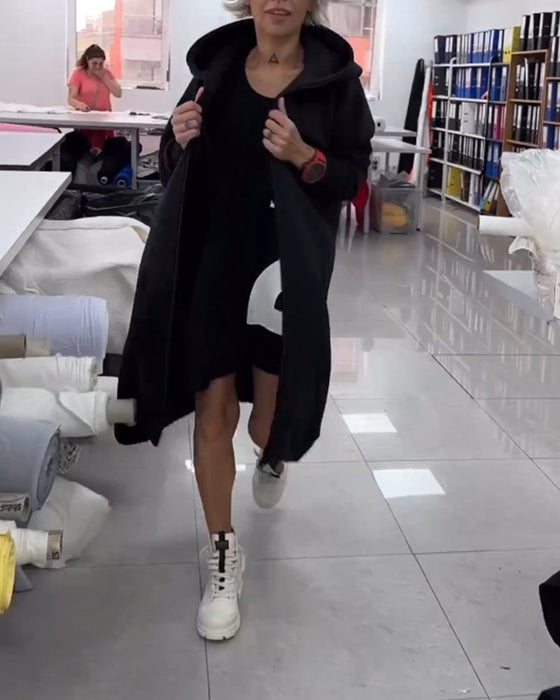 Ensfarget lang jakke med hette