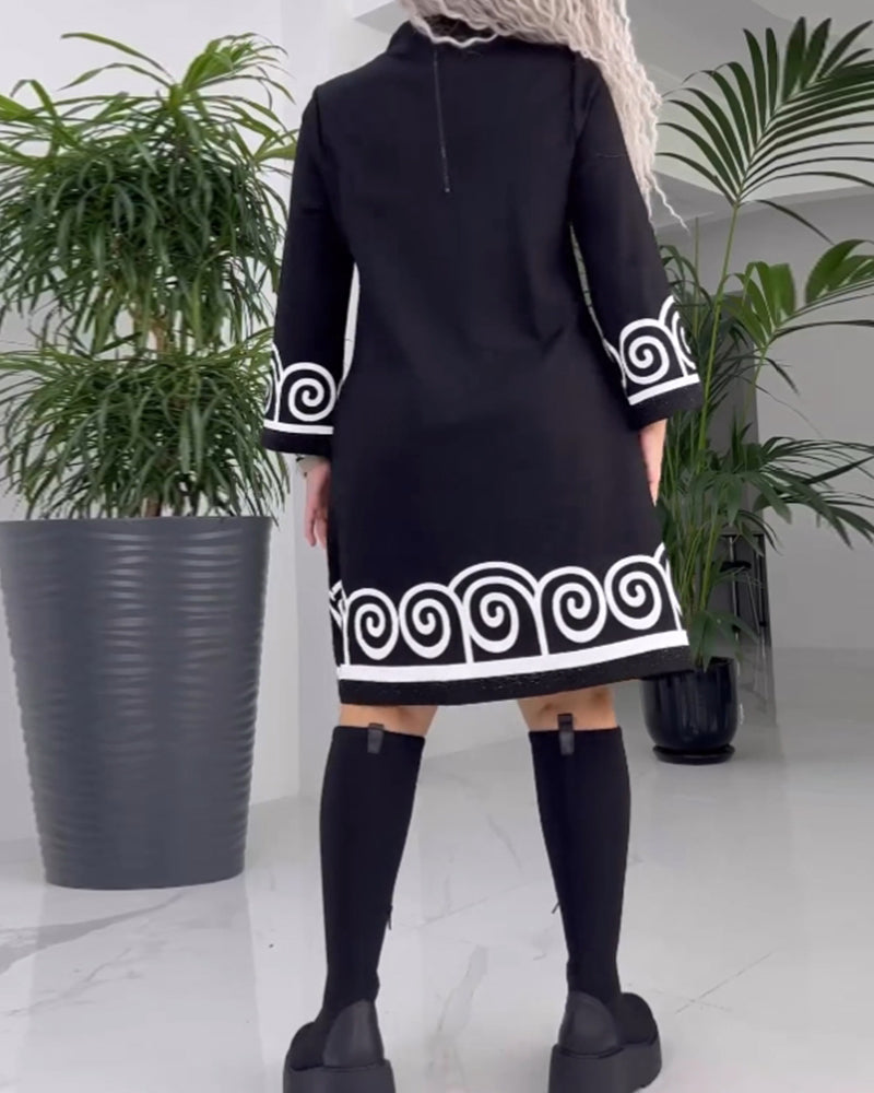 Kjole med bølgemønster og lange ermer