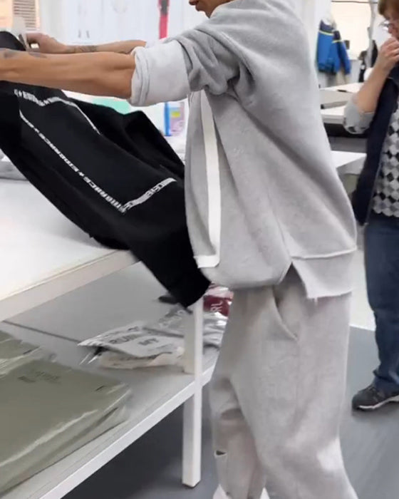 Enkel ensfarget hettegenser