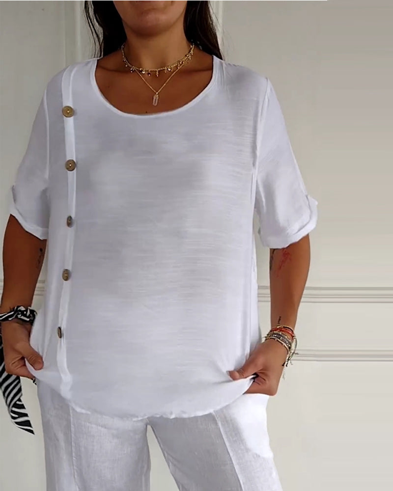 Topp med spinkelt stoff og knapper