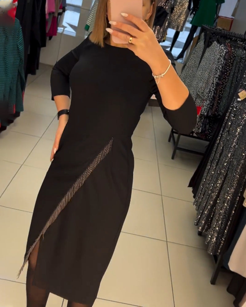 Kjole med rund hals og skrå splitt