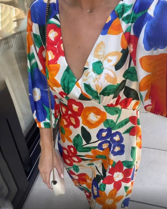 V-hals kjole med blomstertrykk